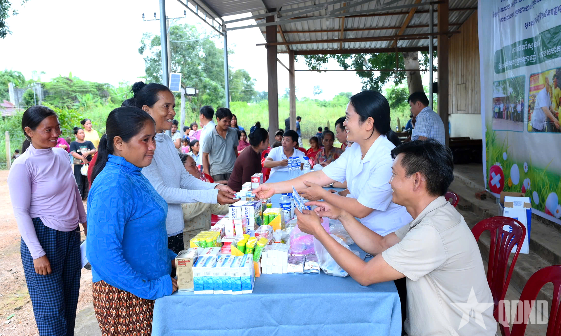 Đoàn Kinh tế - Quốc phòng 74 (Binh đoàn 15) khám bệnh, cấp thuốc miễn phí cho người dân Campuchia